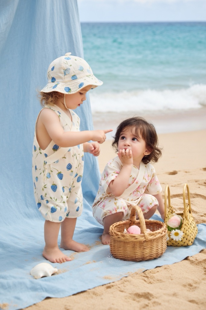 婴童沙滩系列服饰与柔和外景氛围