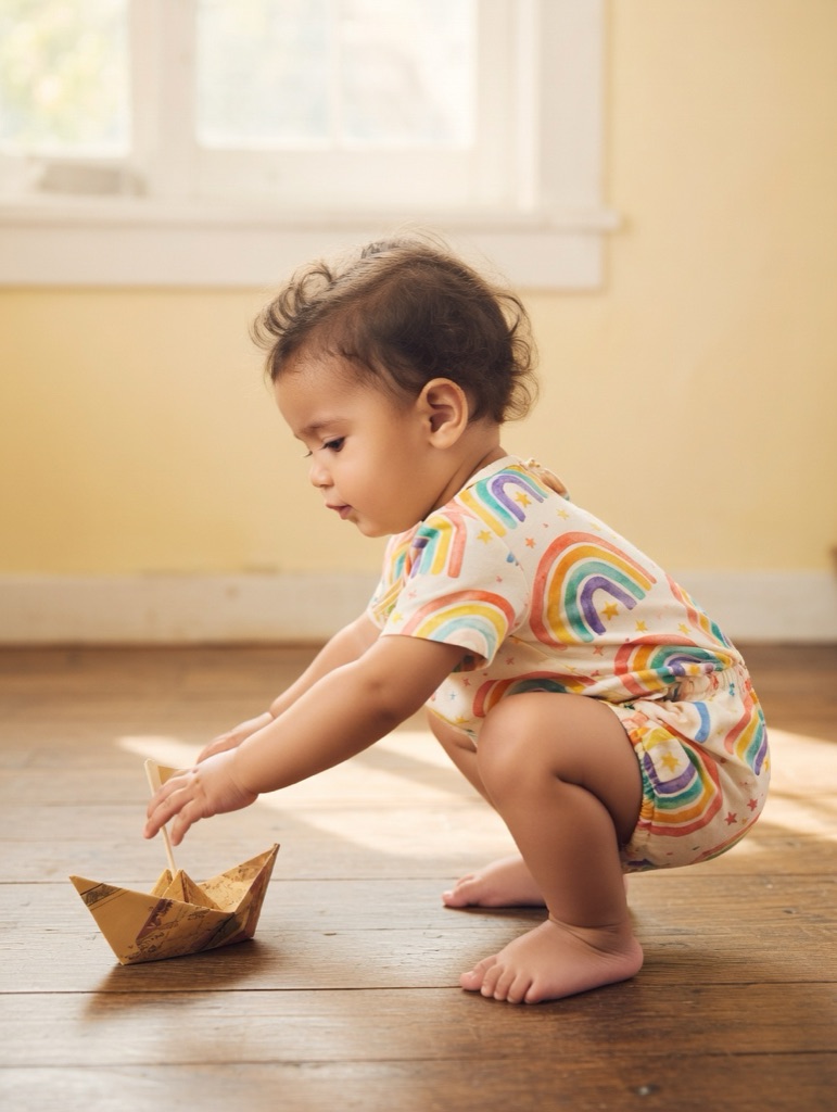 婴童爬服室内自然光场景